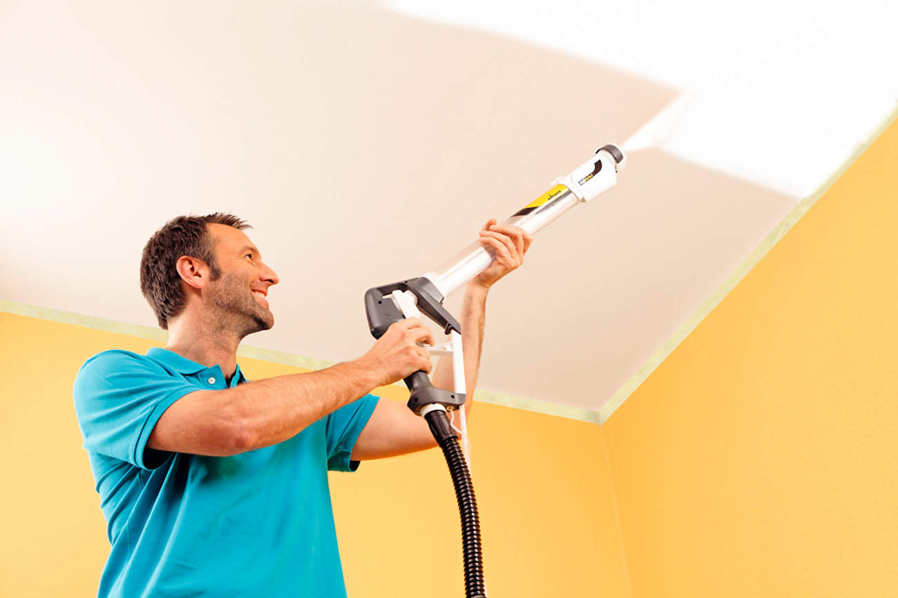 Как покрасить потолок краскопультом