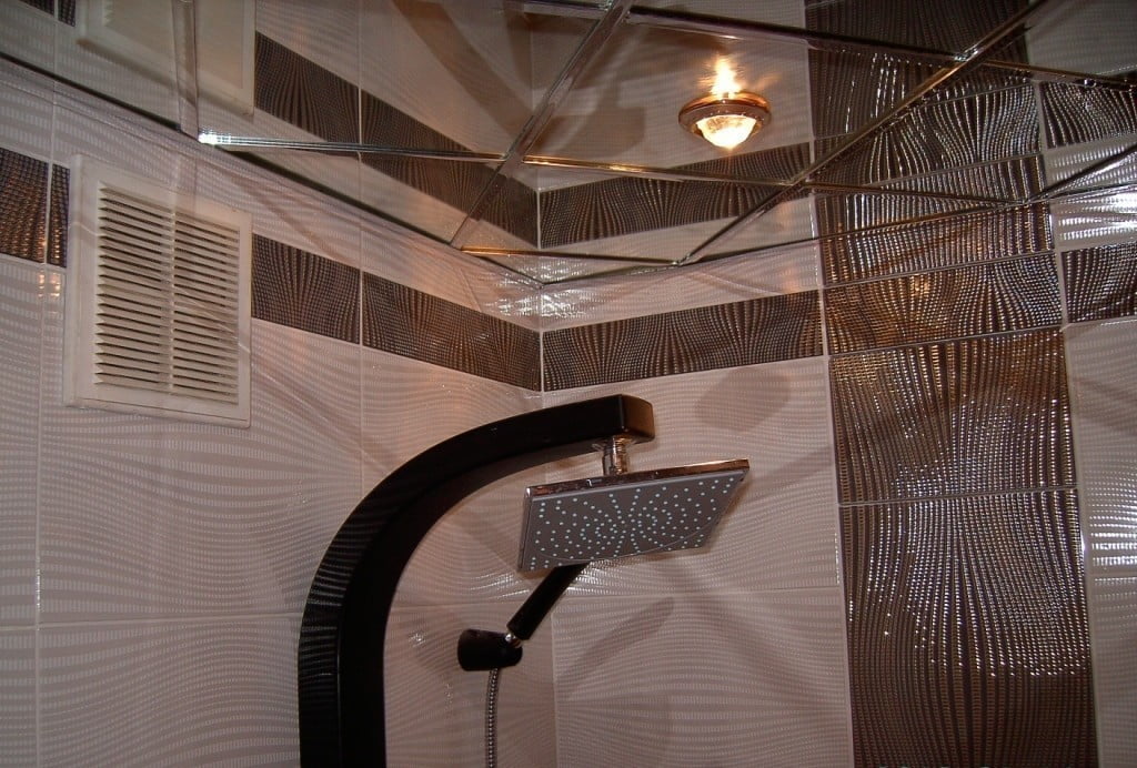 Зеркальный потолок в ванной комнате